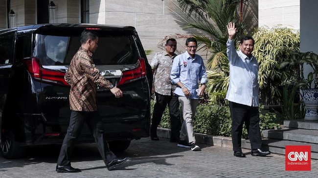 Prabowo dan Sandi kompak mengenakan baju biru saat menyambangi kediaman Ketum Demokrat Susilo Bambang Yudhoyono. Pertemuan disebut mempersiapkan debat Pilpres.