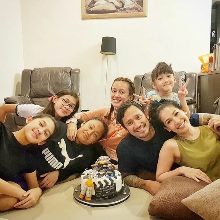 <p>Setiap kali ada yang ulang tahun, kelima putrinya kumpul dengan lengkap. ( Foto: Instagram @t_orasudi_ro)</p>
