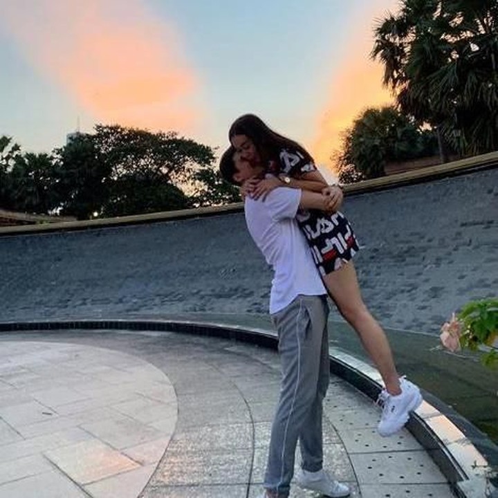 <p>Setelah menikah, Eryck menggunggah foto kemesraan mereka. Semoga berbahagia ya Aura dan Eryck, yang sedang menanti kelahiran anak pertama. (Foto: Instagram @eryckama_ral)</p>