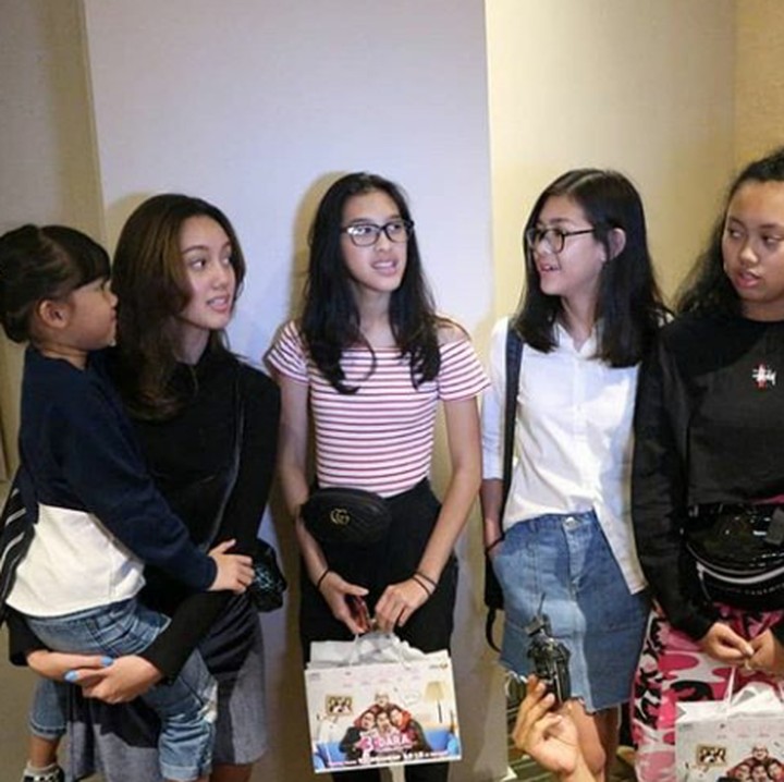 <p>Saat menghadiri pemutaran perdana film sang ayah pun mereka hadir dengan kompak. ( Foto: Instagram @t_orasudi_ro)</p>