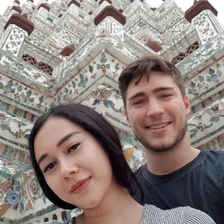 <p>Menyusul suami yang lagi ada kerjaan di Bangkok, Thailand, dimanfaatkan Aura untuk jalan-jalan ke Wat Arun. Seru banget nih, pengantin baru. (Foto: Instagram @aurakasih)</p>