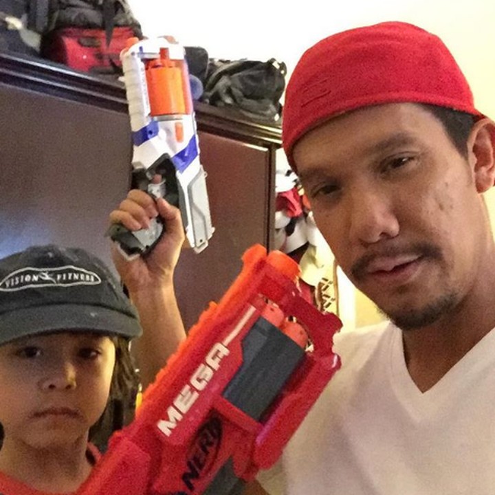 <p>Mulai dari makan pizza untuk merayakan ultah, hingga main pistol air di rumah. (Foto: Instagram @anggapuradiredja)</p>