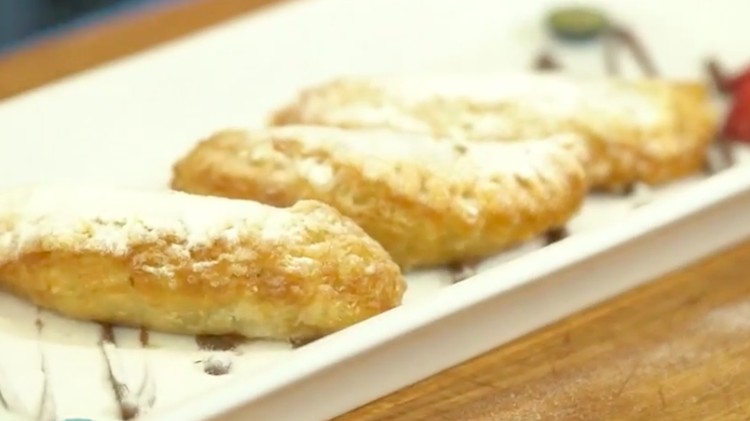 Pastel berisi pisang dan cokelat akan menyemarakkan suasana nyemil keluarga. Mari disimak cara membuatnya, Bunda!