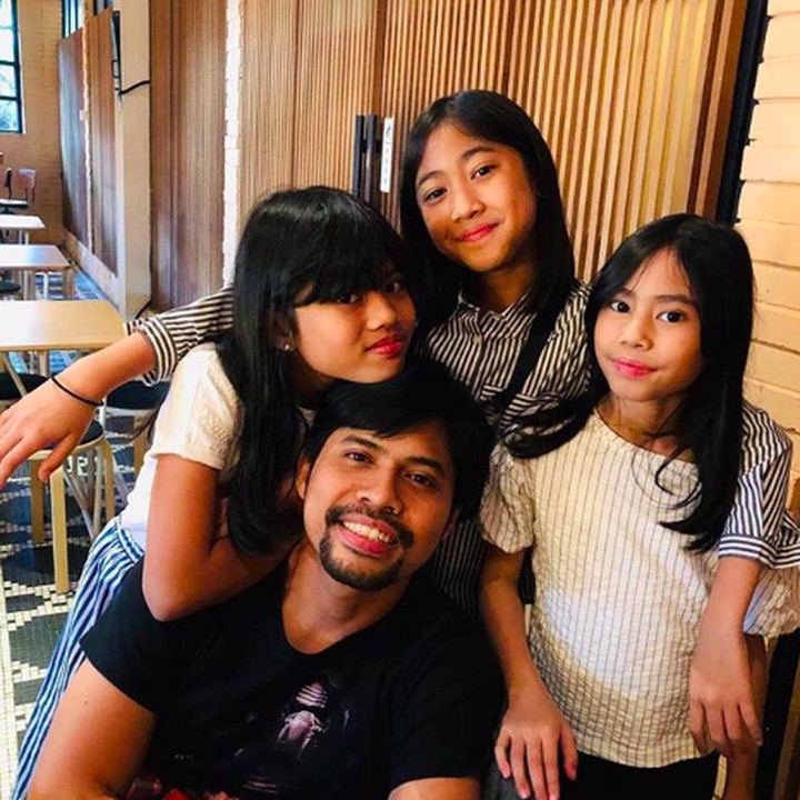<p>Begini gaya kompak drummer Gigi, Gusti Hendy dan keluarga tercinta. [Foto: Instagram/@gustihendy]  </p>