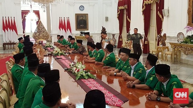 Ketua Umum Pimpinan Pusat Gerakan Pemuda Ansor Yaqut Cholil Qoumas bertemu Presiden Joko Widodo di Istana. Mereka membahas situasi menjelang Pemilu 2019.