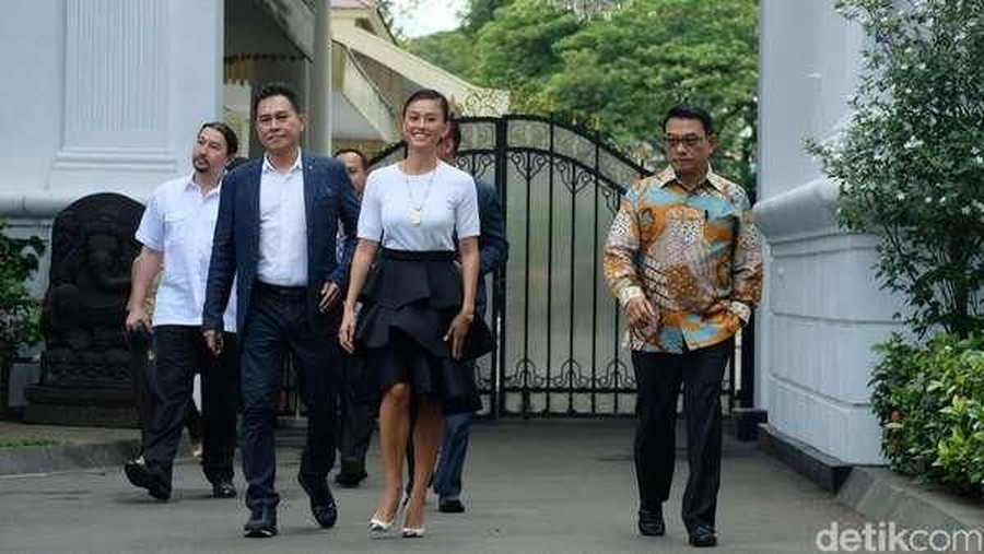 Kebanggaan Agnez Mo Bertemu Jokowi di Istana Negara Agnez Mo bertemu Presiden Jokowi di Istana Negara hari ini, Jumat (11/1). Hal itu dalam rangka Agnez terpilih jadi nominator penghargaan internasional.