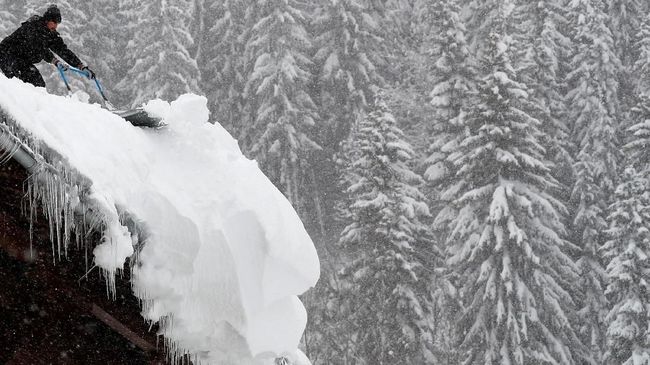 Rasakan Salju ala Pegunungan Alpen di Bekasi Masyarakat Indonesia kini bisa merasakan turunnya salju, mencoba permainan ski, dan menaiki kereta gantung khas Alpen di Trans Snow World, Bekasi.
