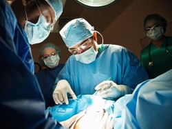 Aksi Menyentuh Transplantasi Rahim Pertama di Inggris