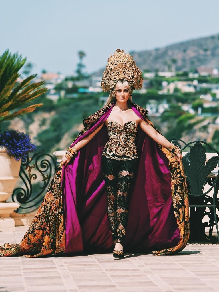 Sejak go internasional, Agnez Mo kerap tampil dengan gaya berpakaian yang unik dan kece di setiap kesempatannya.