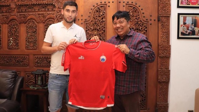 Persija Jakarta resmi merekrut gelandang Uzbekistan Jakhongir Abdumuminov untuk menggantikan Rohit Chand untuk kompetisi musim yang akan datang.