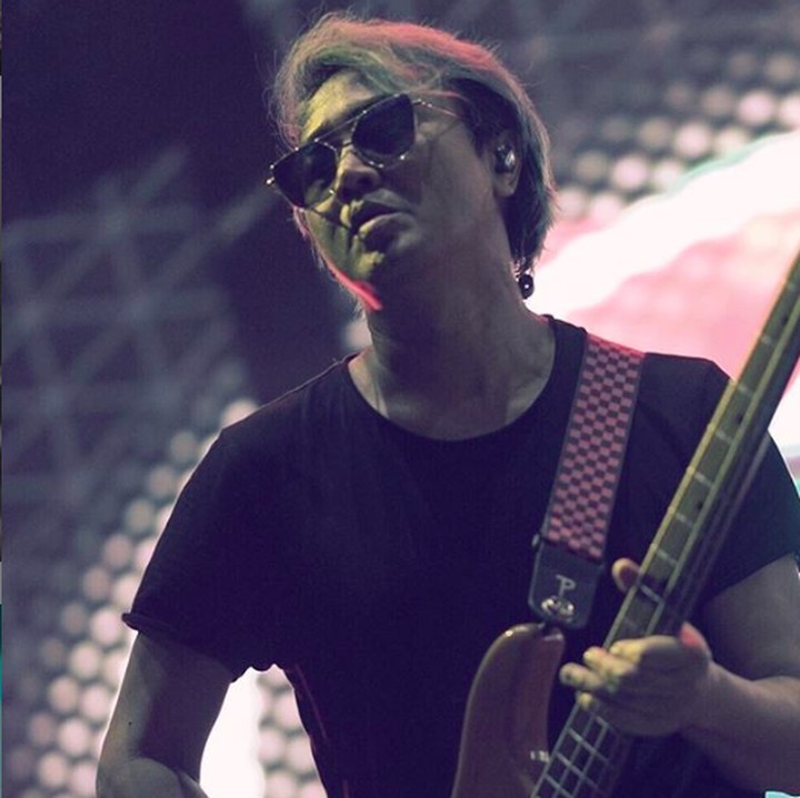 <p>Personel <a href="https://hot.detik.com/video/181121081/25-tahun-pernikahan-armand-maulana-dan-dewi-gita-gelar-konser" target="_blank">Gigi</a> lainnya, Thomas memang jarang ekspose kemesraan dangan sang istri, Intan. Tapi, bukan berarti pasangan ini nggak bisa klop lho. [Foto: Instagram/ @thomasramdhan]  </p>