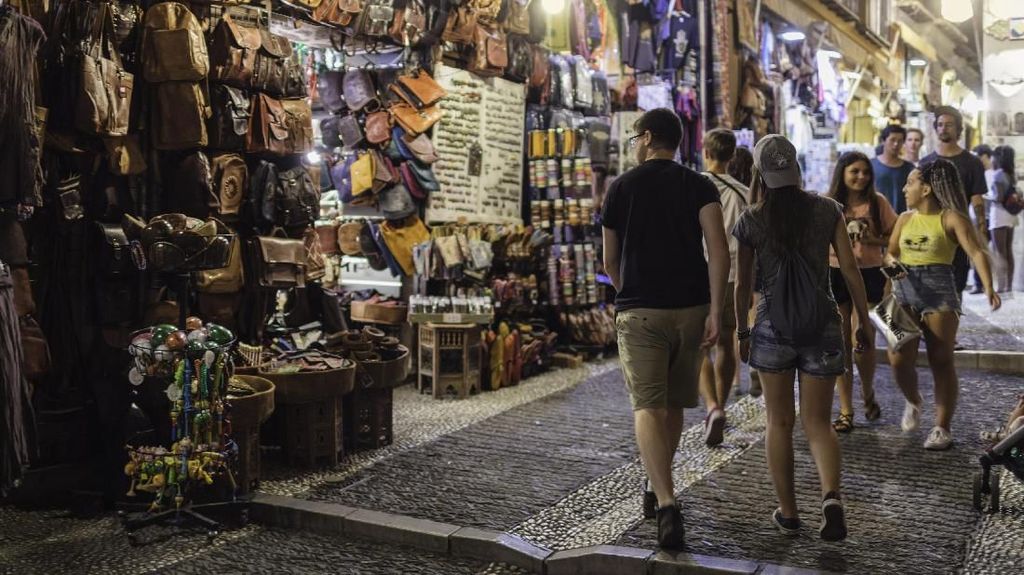 Mau Beli Oleh-oleh Saat Liburan? Coba 10 Jurus Menawar Pedagang Ini