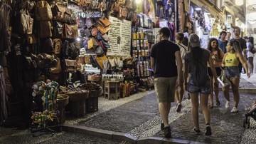 Mau Beli Oleh-oleh Saat Liburan? Coba 10 Jurus Menawar Pedagang Ini