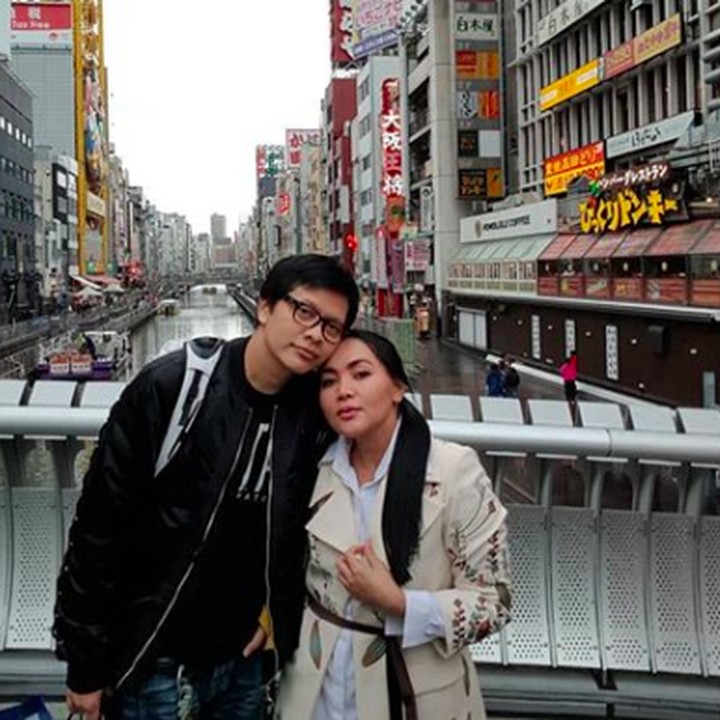 <p>Kemesraan pasangan Dewi Gita dan <a href="https://hot.detik.com/video/181121093/kunci-langgengnya-pernikahan-armand-maulana-dan-dewi-gita" target="_blank">Armand Maulaya</a> yang baru merayakan ultah ke-25 pernikahan, nggak perlu diragukan lagu ya, Bun? [Foto: Instagram/@armandmaulana].  </p>