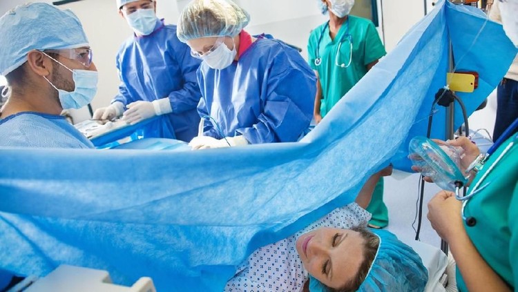 Proses melahirkan secara caesar pasti ada risikonya, Bun. Tapi, ada juga beberapa manfaatnya.