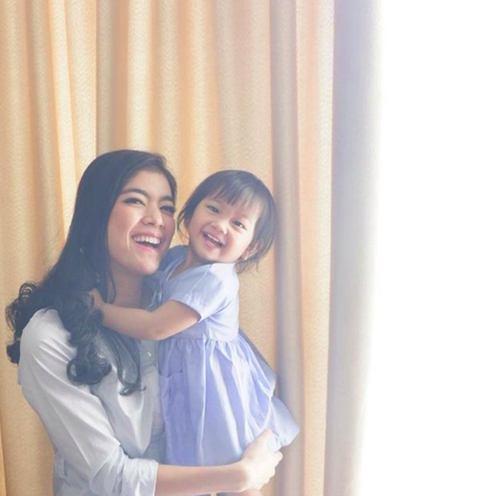 <p>Lihat deh, senyum Raya sama Alesha manis banget. Mirip! (Foto: Instagram/rayakohandi244)</p>