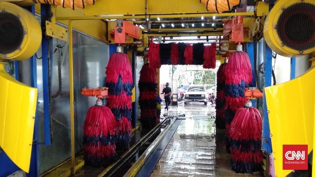 Limbah detergen dari tempat usaha pencucian mobil diduga salah satu penyebab kemunculan busa di sungai di Jakarta, namun menurut pengusaha tidak begitu.