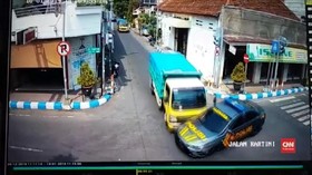 VIDEO: Mobil Polisi Pengawal Tahanan Ditabrak Truk