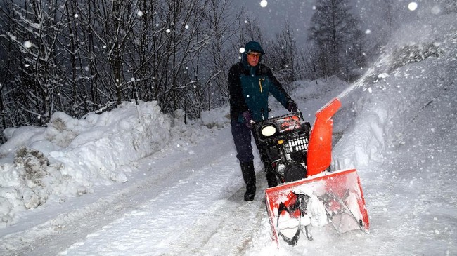 FOTO: Eropa Dikepung Badai Salju