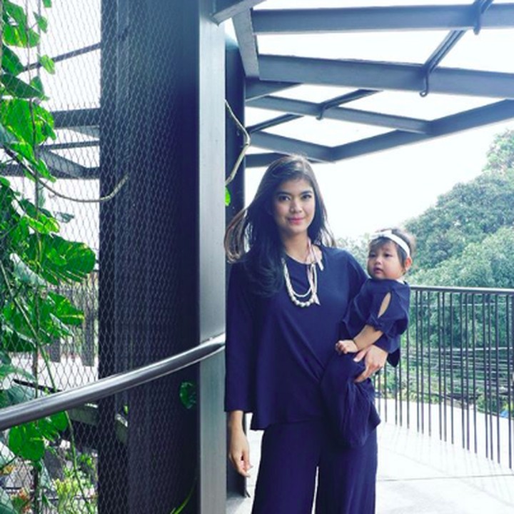 <p>Eits, di layar boleh terlihat galak, tapi aslinya Raya seorang istri dan ibu yang penyayang banget lho. (Foto: Instagram/rayakohandi244)</p>