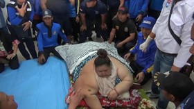Ditandu 20 Petugas, Perempuan Berbobot 350 Kg Mulai Dirawat