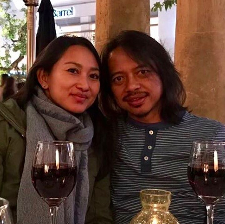 <p>Lebih dari 15 tahun menikah, Putu dan Dewa Budjana tetap awet nih mesranya. [Foto: Instagram/ @dewabudjana]  </p>