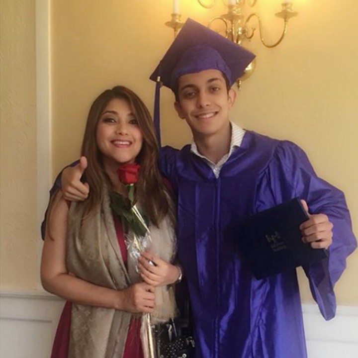 <p>Ada juga yang bilang seperti kakak adik, karena Sarah awet muda. (Foto: Instagram @sazarita)</p>