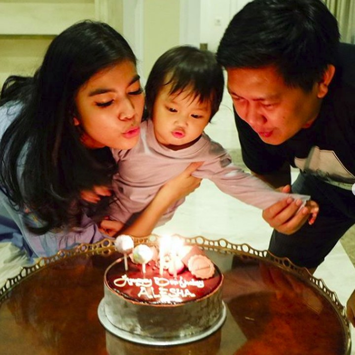<p>Raya menikah dengan Amdriyanto sejak April 2016 dan dikaruniai seorang putri yang menggemaskan, Alesha Milena Chalik. (Foto: Instagram/rayakohandi244)</p>