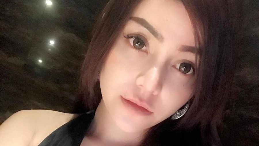 Avriellia Shaqila kembali datangi Polda Jawa Timur hari ini, Jumat (11/1) untuk wajib lapor atas kasus prostitusi online.