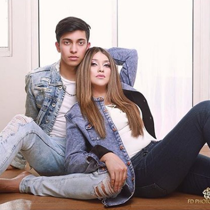 <p>Pakai baju yang matching dengan anak, makin terlihat seperti kakak adik. (Foto: Instagram @sazarita)</p>