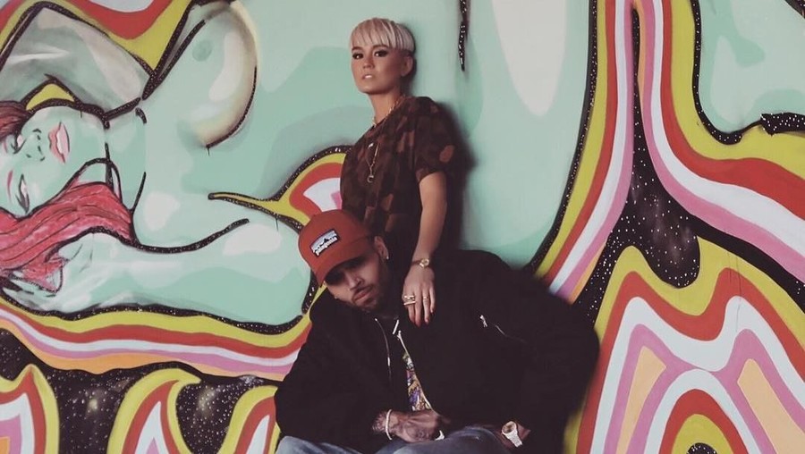 Lirik Lagu Overdose - Agnez Mo feat. Chris Brown Agnez Mo baru-baru ini menjadi nominator penghargaan iHeart Radio Music Awards 19 dengan kategori Social Star. Berikut lirik salah satu lagu Agnez Mo.