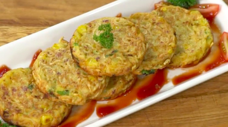 Sedang cari resep camilan yang gampang cara bikinnya? Coba resep pancake mi ini, Bunda.