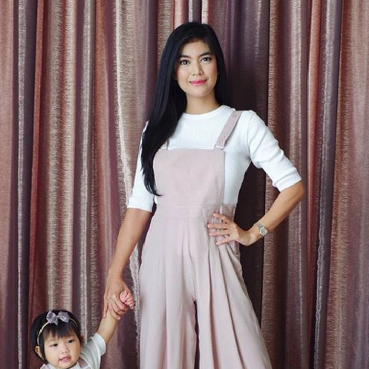<p>Raya dan Alesha selalu berpakaian kompak. <em>Cute</em> banget nggak sih, Bun? (Foto: Instagram/rayakohandi244)</p>