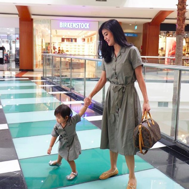 <p>Mau ke mana sih, Nak? Bundanya udah ditarik-tarik nih. He-he-he. (Foto: Instagram/rayakohandi244)</p>