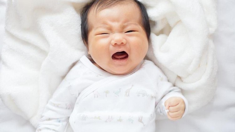 Dikarenakan belum bisa berbicara, si kecil akan berkomunikasi dengan cara menangis.