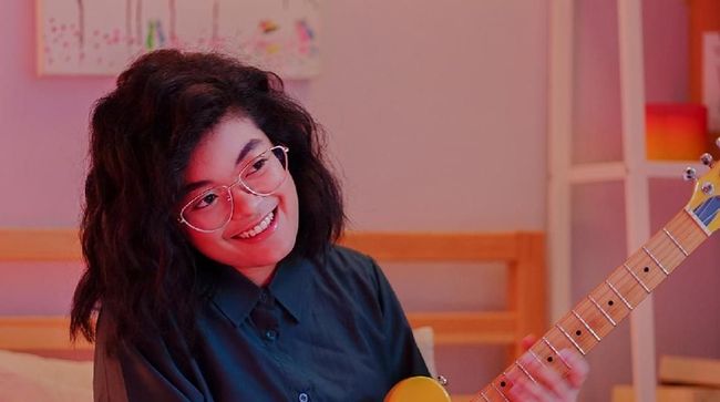 Musisi Dhira Bongs terpilih untuk tampil di SXSW 2019. Namun dirinya menyebut 'mengesampingkan' Bekraf untuk membantunya tampil di festival musik tertua itu.