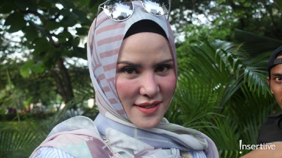 Data Pribadi Angel Lelga diduga palsu karena tidak adanya kesesuaian data antara Surat Pernyataan Bakal Calon Anggota DPR RI dan KPU.
