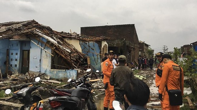 Hujan deras disertai puting beliung melanda 12 desa di Kabupaten Blora, Jawa Tengah. Sedikitnya 27 rumah dan 11 tempat usaha rusak.