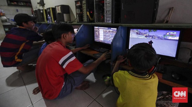 Polresta Tangerang mengelar razia di warnet untuk mencegah warga berkumpul yang dapat meningkatkan potensi penularan corona.