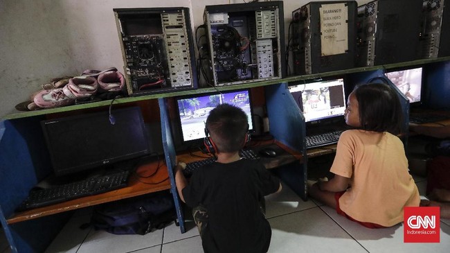 Kepala Satpol PP Kota Bandung mengatakan pembubaran arena gim daring itu dilakukan setelah ada aduan warga.