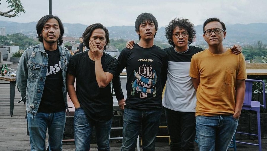 d'Masiv sebentar lagi akan mengeluarkan lagu terbaru. Sang vokalis, Rian Ekky Pradipta, mengatakan bahwa lagu tersebut akan bernuansa religi.