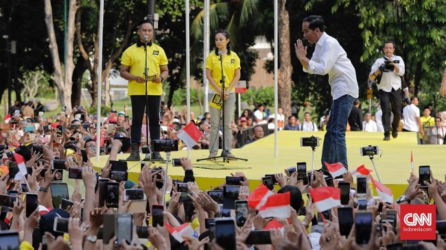 Calon Presiden Joko Widodo (Jokowi) memamerkan keberhasilannya dalam pilkada Solo dan Jakarta di depan sejumlah alumni Universitas Indonesia.