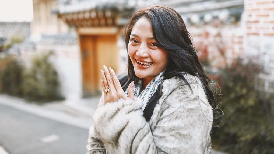 Selamat! Siti Badriah Dilamar Kekasih Siti Badriah resmi dilamar oleh kekasih, Krisjiana Baharudin.