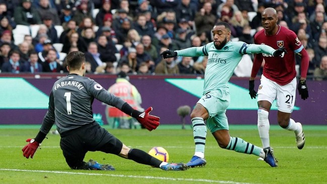 Arsenal ditahan imbang West Ham United hingga akhir babak pertama pertandingan Liga Inggris di Stadion London, Sabtu (12/1).