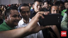 Penusukan Wiranto Tak Ganggu Aktivitas Selfie Jokowi