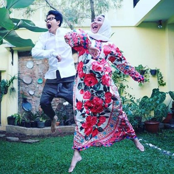 <p>Meski sudah lama menikah, keduanya masih hangat seperti pasangan muda yang sedang berpacaran, Bun. (Foto: Instagram @dewigita01)</p>