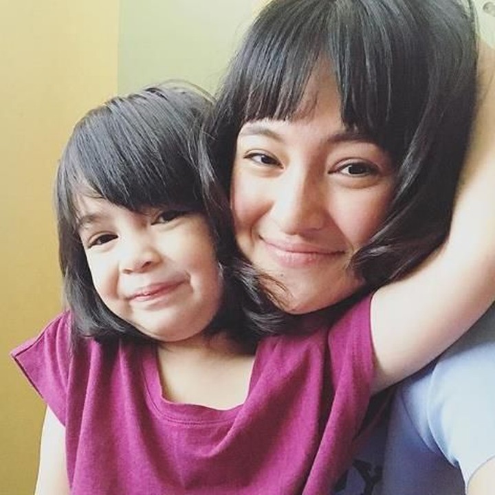 <p>Sama-sama pakai poni, wajah Bunda Marshanda imut banget ya. Keduanya pun terlihat semakin mirip nih, Bun. (Foto: Instagram @siennakasyafani)</p>