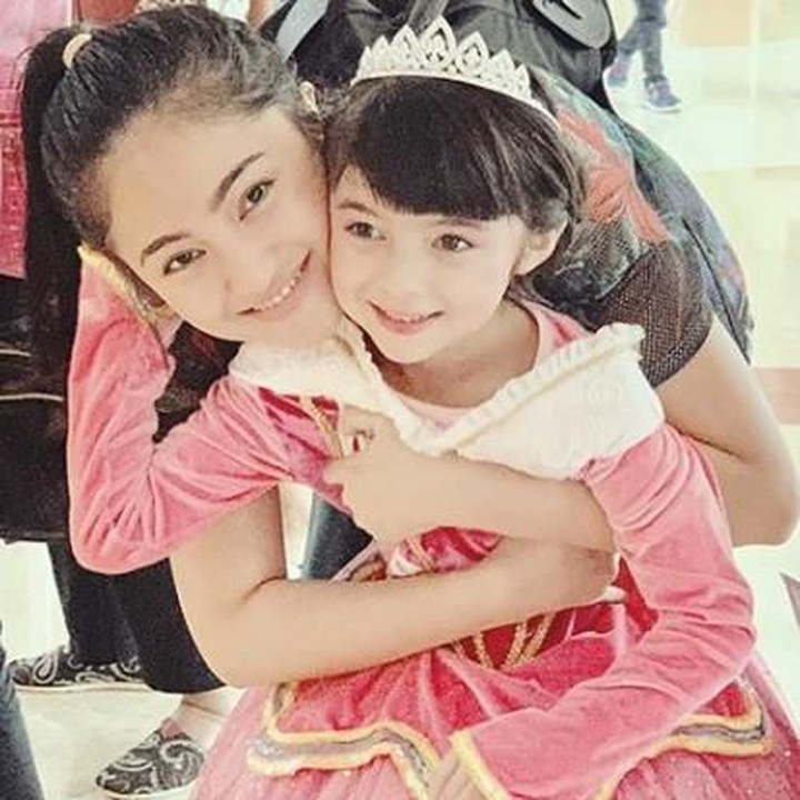 <p>Saat perayaan ulang tahun Sienna, Marshanda nggak mau melewatkan untuk ikut merayakan. Cantik banget ya, Sienna berdandan ala Cinderella. (Foto: Instagram @marshanda99)</p>
