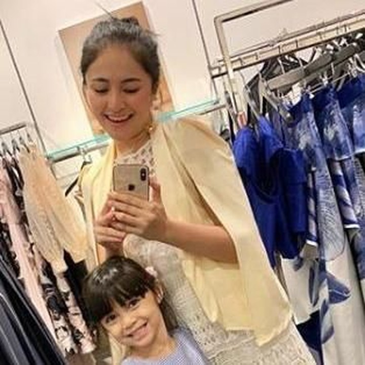 <p>Punya anak perempuan yang sudah beranjak besar memang seru ya. Nih, buktinya sudah mulai bisa diajak <em>shopping</em> bareng. (Foto: Instagram @marshanda99)</p>