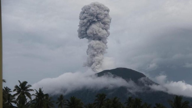Gunung Ibu di barat laut Pulau Halmahera, Maluku Utara, kembali meletus dan melontarkan abu vulkanik setinggi 3,5 kilometer.